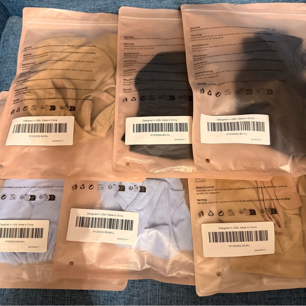 Feeling Girl Seamless 2 Beige, 2 blue and 2 Black Bras no wire. So comfortable